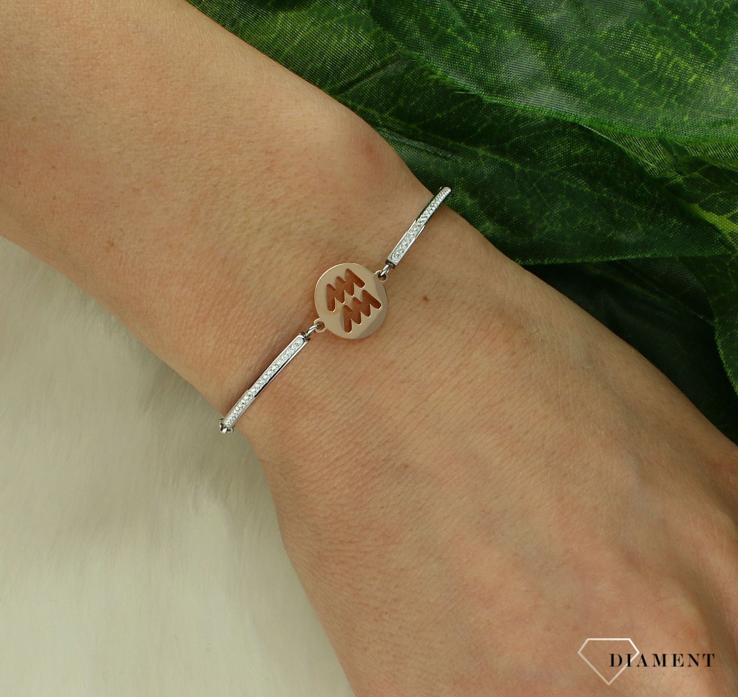 Bransoletka damska znak zodiaku Wodnik Nomination Italy Milleluci rosegold 028014 011 z kolekcji Zodiaco. Wykonana ze stali szlachetnej, zdobiona mieniącymi się, błyszczącymi cyrkoniami pave oraz zawieszką ze znakiem zodiaku WODNIK w kolorze ró.jpg